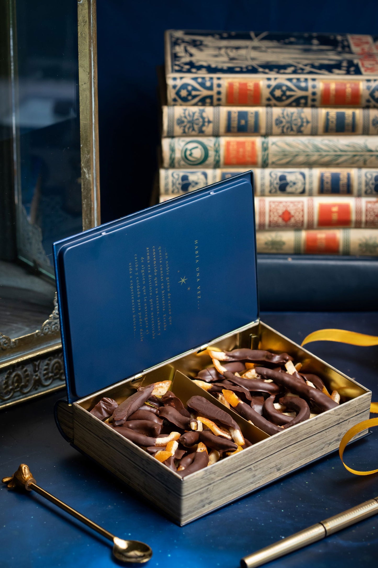 Caja Libro Naranjitas 300g - D'Cuento Chocolates - -