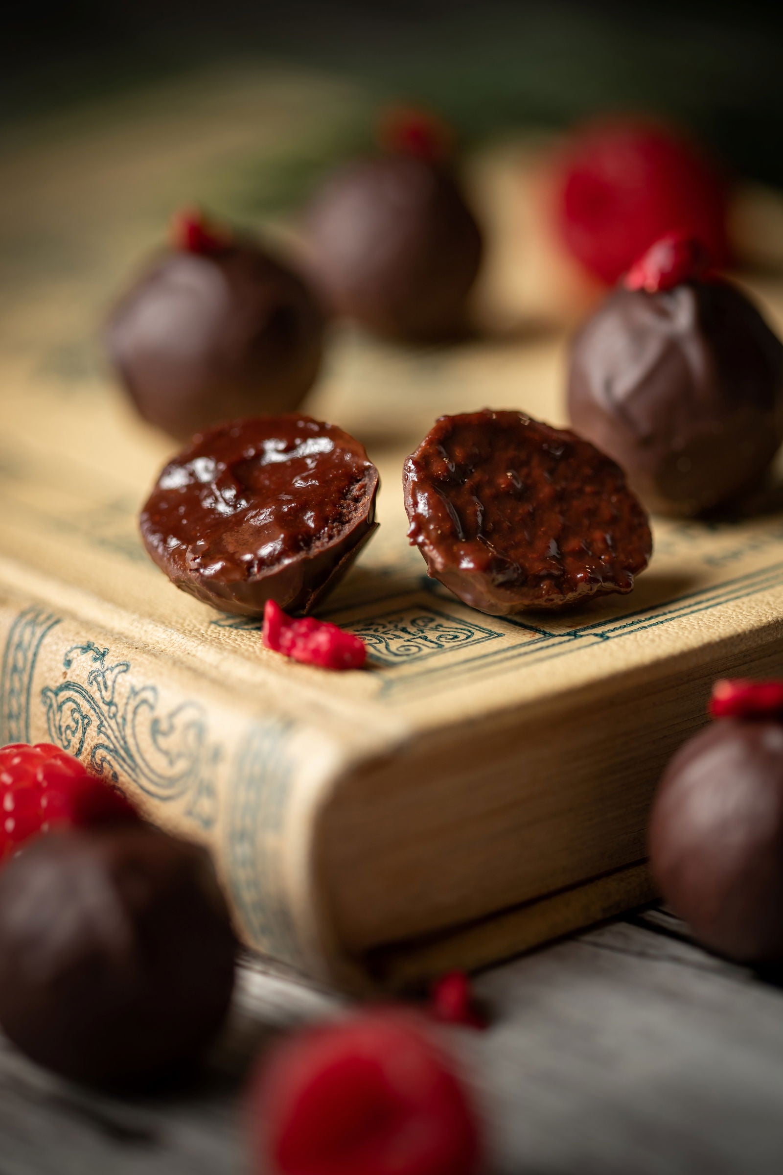 Caja Libro 25 Unidades de Bombones Surtidos - D'Cuento Chocolates - - 